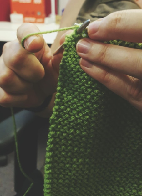Nahaufnahme der Hände stricken