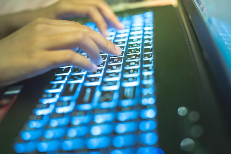 Foto nahaufnahme der hände unter verwendung des laptops