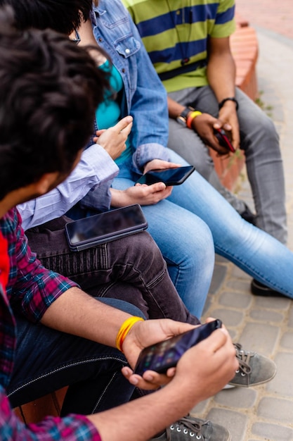 Nahaufnahme der Hände von Frauen und Männern, die Smartphones halten