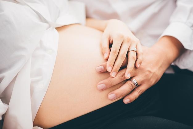 Nahaufnahme der Hand auf dem Bauch
