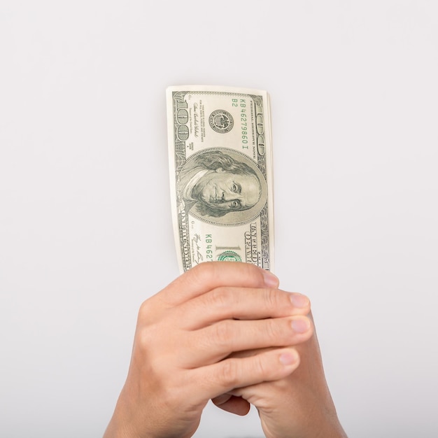 Foto nahaufnahme der hand der frau, die 100-dollar-scheine hält erfolg geschäftsfrau glücklich mit vielen geldscheinen finanz- und wirtschaftskonzepte