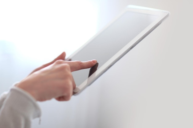 Nahaufnahme der Hand der Frau, die auf dem digitalen Tablet-Foto des Bildschirms mit Kopierbereich drückt