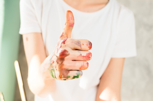 Nahaufnahme der Hand der Frau mit dem Daumen nach oben