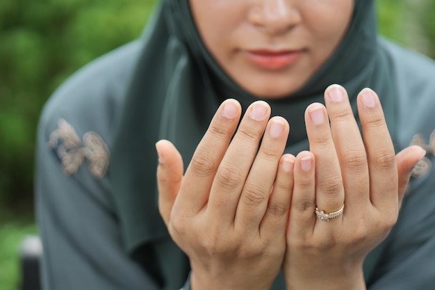 Nahaufnahme der Hand der muslimischen Frauen, die am Ramadan beten