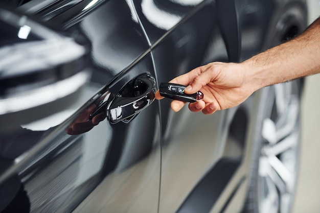 Nahaufnahme der Hand des Mannes, die Autoschlüssel hält