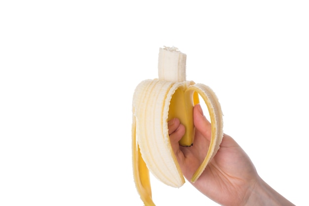 Nahaufnahme der Hand, die geschälte und gebissene Banane hält