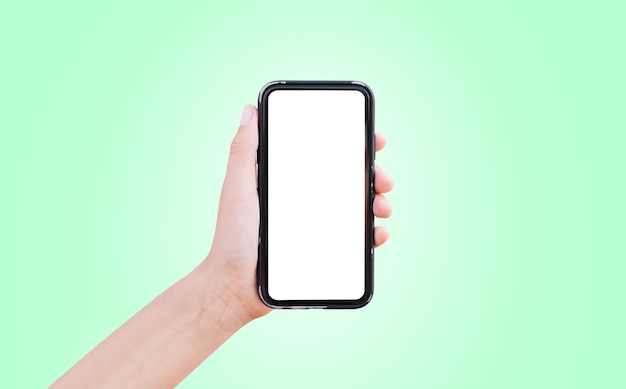 Nahaufnahme der Hand, die Smartphone mit weißem Modell hält, lokalisiert auf Pastellgrün.