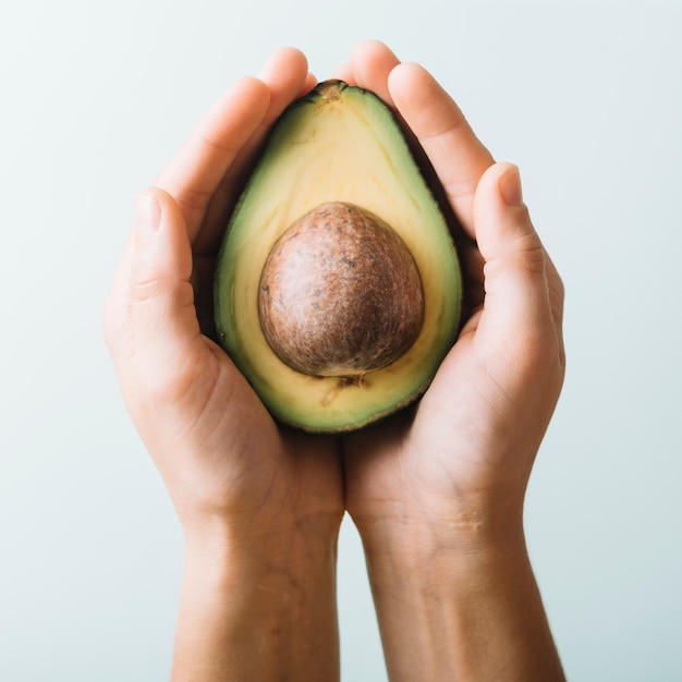 Foto nahaufnahme der hand einer person, die avocado hält