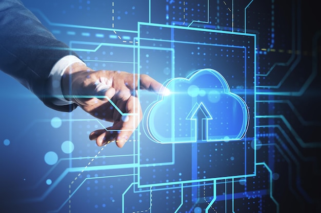 Nahaufnahme der Hand eines Geschäftsmannes, die auf ein glühendes Cloud-Computing-Hologramm auf verschwommenem Hintergrund zeigt Datenbank- und Serverkonzept Doppelbelichtung