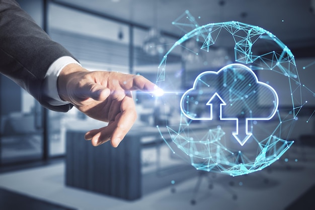 Nahaufnahme der Hand eines Geschäftsmannes, die auf eine abstrakte, leuchtende, polygonale Kugel mit Wolken und Pfeilen auf dem verschwommenen Hintergrund des Büroinnenraums zeigt. Cloud Computing und Datenbankkonzept. Doppelte Belichtung