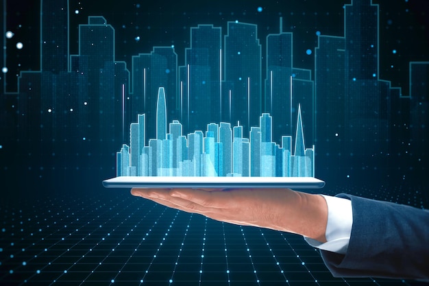 Nahaufnahme der Hand eines Geschäftsmannes, die ein Tablet mit abstraktem, leuchtendem Hologramm der Skyline der Stadt auf verschwommenem Tech-Hintergrund hält Metaverse-Innovations- und Technologiekonzept