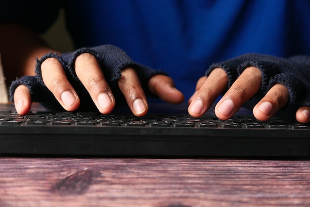 Nahaufnahme der Hand eines Hackers, der persönliche Daten stiehlt