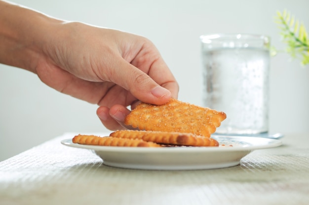 Nahaufnahme der Hand Kommissionierung Butter Biscuits