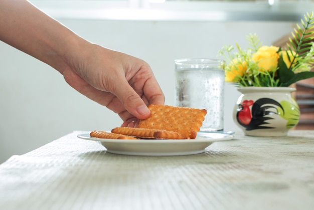 Nahaufnahme der Hand Kommissionierung Butter Biscuits