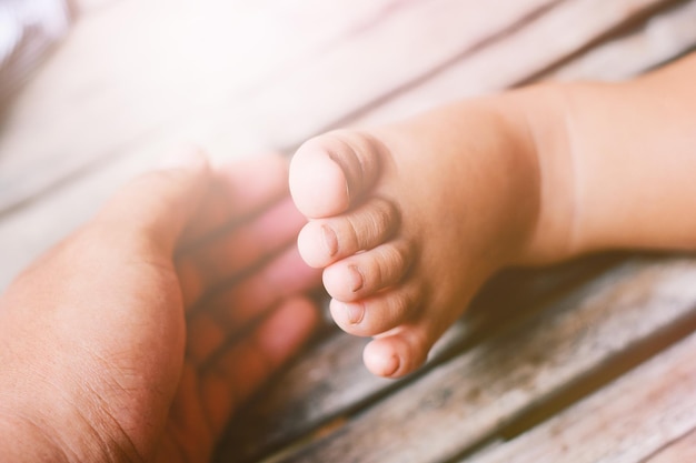 Foto nahaufnahme der hand mit babyfuß