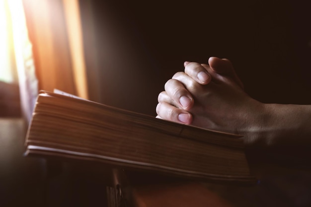 Nahaufnahme der Hand mit dem Buch