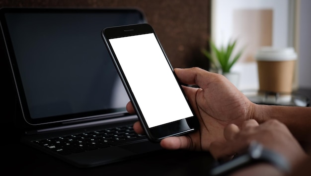 Nahaufnahme der Hand mit Mobiltelefon