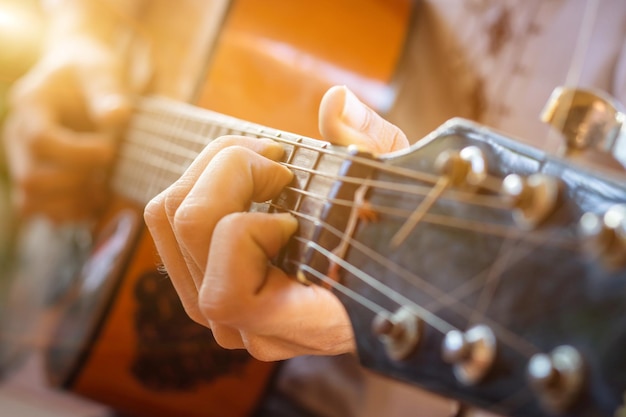 Nahaufnahme der Hand von Leuten, die Gitarrist spielen. Selektiver Fokus