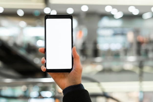 Foto nahaufnahme der hand weiße leere anzeige des intelligenten telefons im mall zeigen