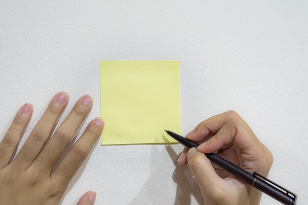 Foto nahaufnahme der handschrift auf papier vor weißem hintergrund