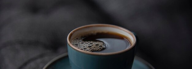 Nahaufnahme der heißen Kaffee- oder Teetasse Heiße keramische blaue Kaffeetasse im Naturhintergrund Heißer Kaffee-Getränk Conceptbannercopy Raum