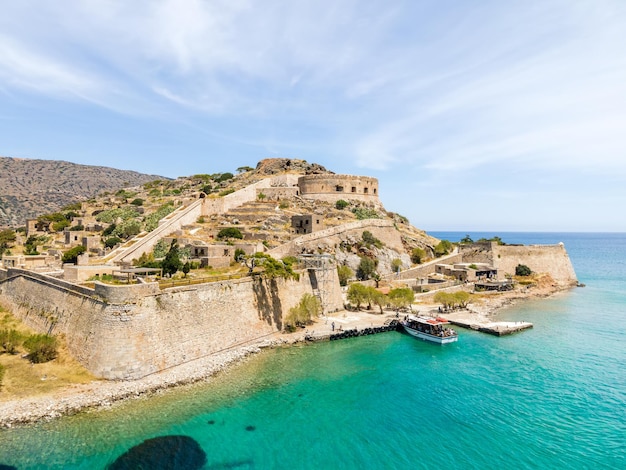 Nahaufnahme der Insel Spinalonga auf Kreta, Griechenland, per Drohne