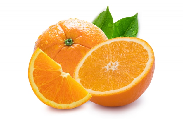 Nahaufnahme der isolierten Hälfte und des Viertels der frischen Orangenfrucht mit Wassertropfen und grünen Blättern auf weißem Hintergrund. Schnittpfad Foto.