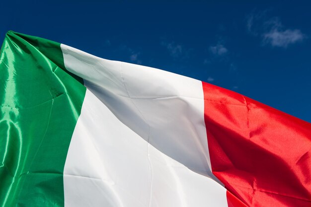 Nahaufnahme der italienischen Flagge gegen den Himmel