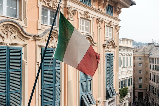 Foto nahaufnahme der italienischen flagge gegen ein gebäude in der stadt