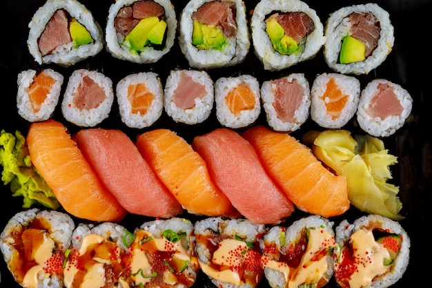 Nahaufnahme der japanischen Sushi-Rolle mit rohem Fisch. Gesunde Meeresfrüchte.