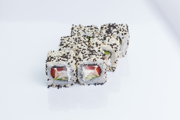 Nahaufnahme der japanischen Sushi-Rollen