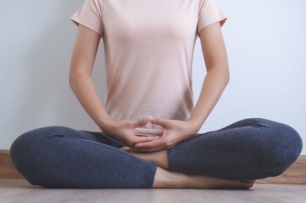 Foto nahaufnahme der jungen frau, die yoga namaste pose praktiziert