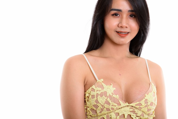 Nahaufnahme der jungen glücklichen asiatischen Transgender-Frau lächelnd