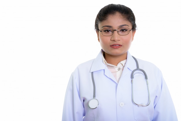 Nahaufnahme der jungen persischen Ärztin mit Brille isolieren auf weißer Wand