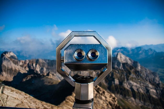 Foto nahaufnahme der kamera auf einem felsen gegen den himmel