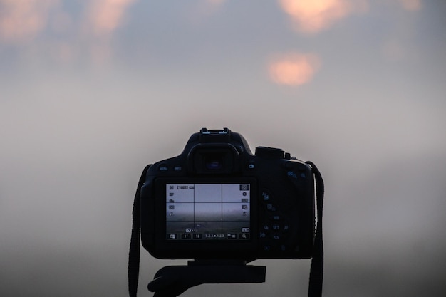 Nahaufnahme der Kamera gegen den Himmel bei Sonnenuntergang