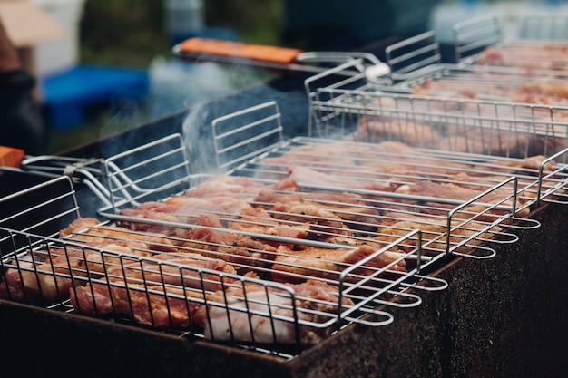 Nahaufnahme der leckeren marinierten Rippen zum Grillen