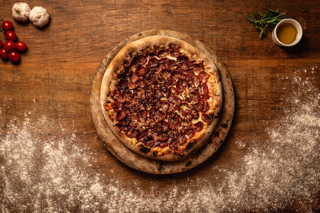Nahaufnahme der leckeren Pizza auf einem hölzernen Schneidebrett