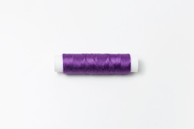 Nahaufnahme der lila Fadenspule isoliert auf weißem Hintergrund Sehr peri Farbe