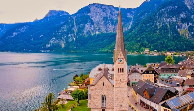 Nahaufnahme der lutherischen Kirche Hallstatt im schönen Bergdorf Hallstatt in den österreichischen Alpen Salzkammergut Region Hallstatt Österreich Luftdrohnenansicht