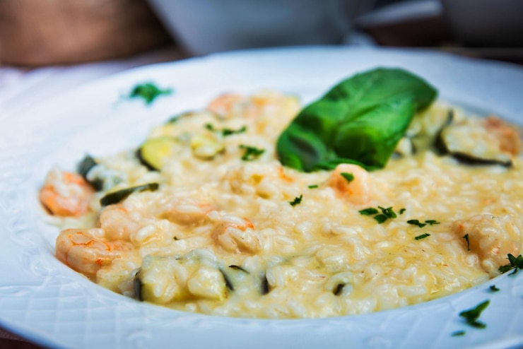 Foto nahaufnahme der mahlzeit, die auf dem teller serviert wird