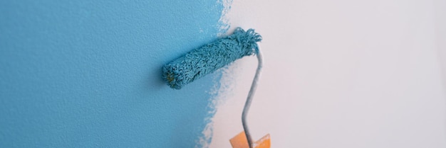 Nahaufnahme der Malerwand in blauer Farbe Innendekoration von Malerwänden mit Walze