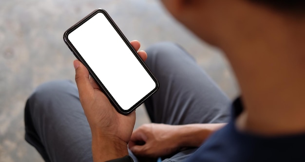 Nahaufnahme der Mannhände, die ein Smartphone mit leerem Bildschirm halten, um Textinformationen contentx9 zu werben