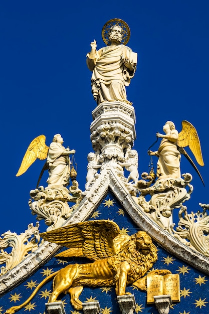 Nahaufnahme der Marmorstatuen auf der Basilika und der Kathedrale von San Marco in Venedig, Italien