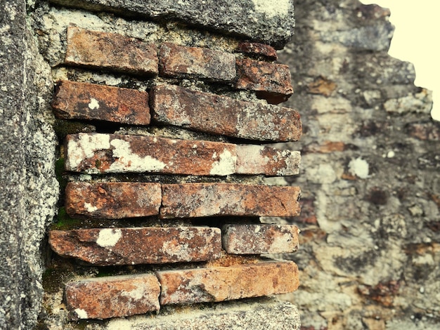 Nahaufnahme der Mauer eines verlassenen Hauses
