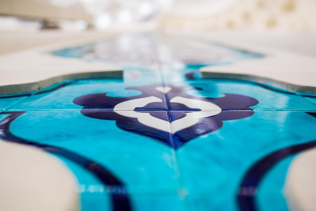 Nahaufnahme der mehrfarbigen Kachelplatte in der Camlica-Moschee