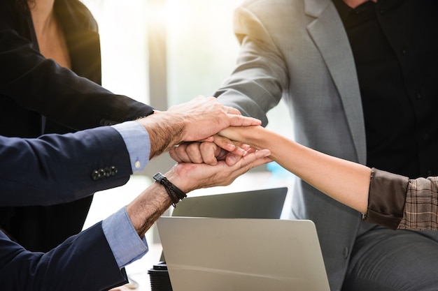 Foto nahaufnahme der menschenhände schütteln den erfolg der geschäftspartnerschaft, shake-hand-konzept