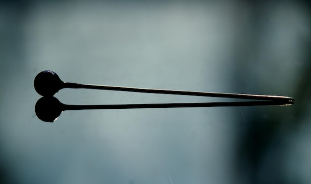 Foto nahaufnahme der metallischen struktur auf dem tisch