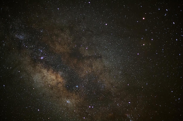 Nahaufnahme der Milchstraße mit Sternen und Weltraumstaub im Universum