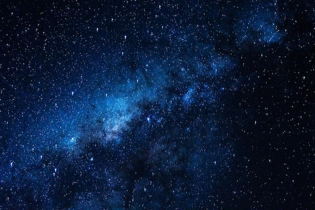 Nahaufnahme der Milchstraße mit Sternen und Weltraumstaub im Universum